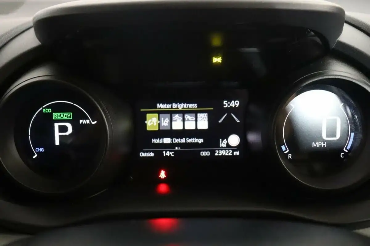 2022-toyota-yaris-cross-15-vvt-i-icon-big-24