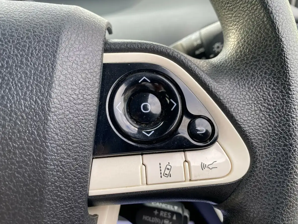 2018-toyota-prius-hybrid-big-28