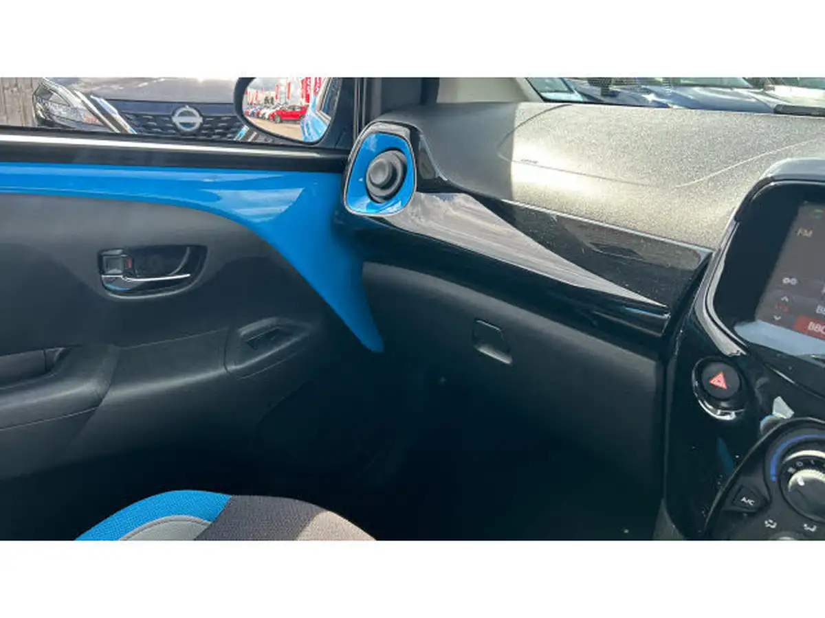 2016-toyota-aygo-10-vvt-i-x-cite-2-cyan-5d-big-26