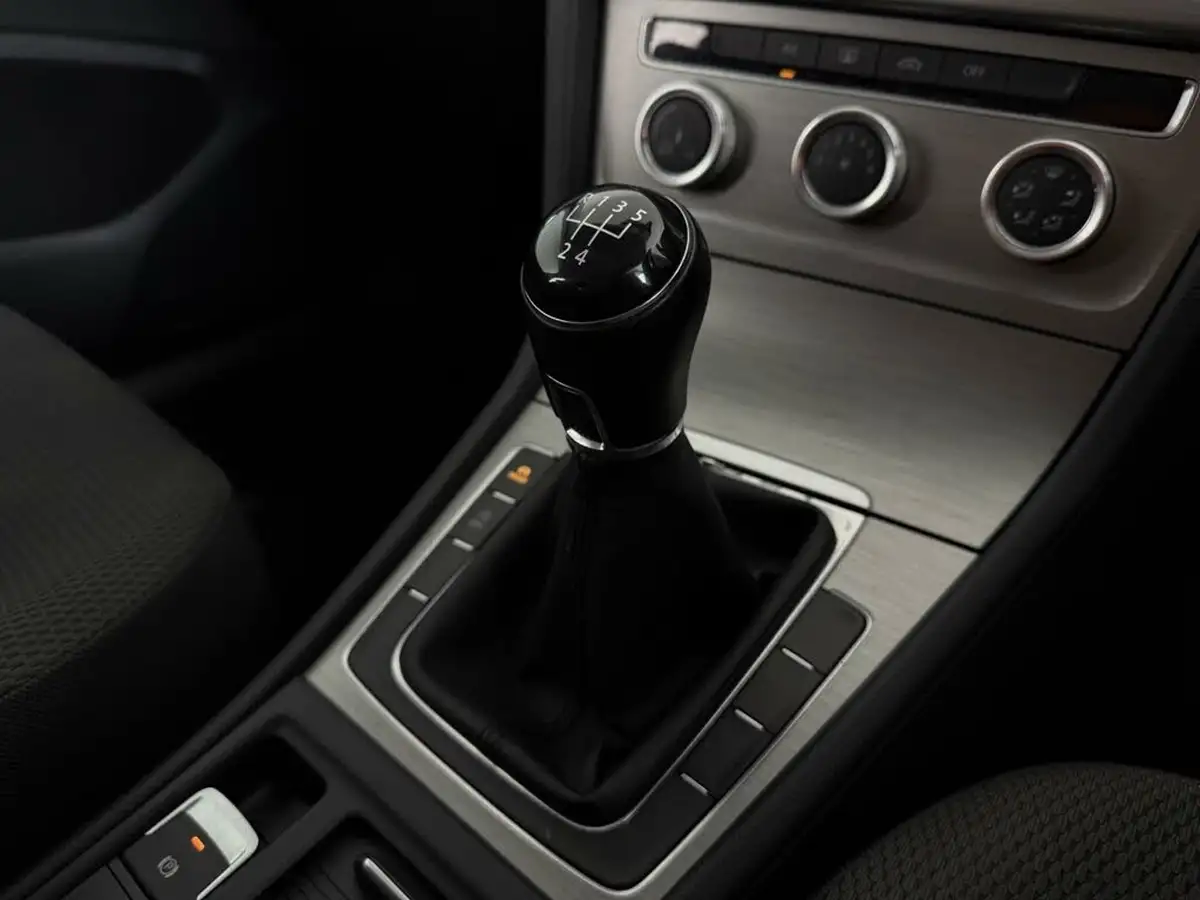 2014-volkswagen-golf-16tdi-se-ss-hatchback-5d-big-37