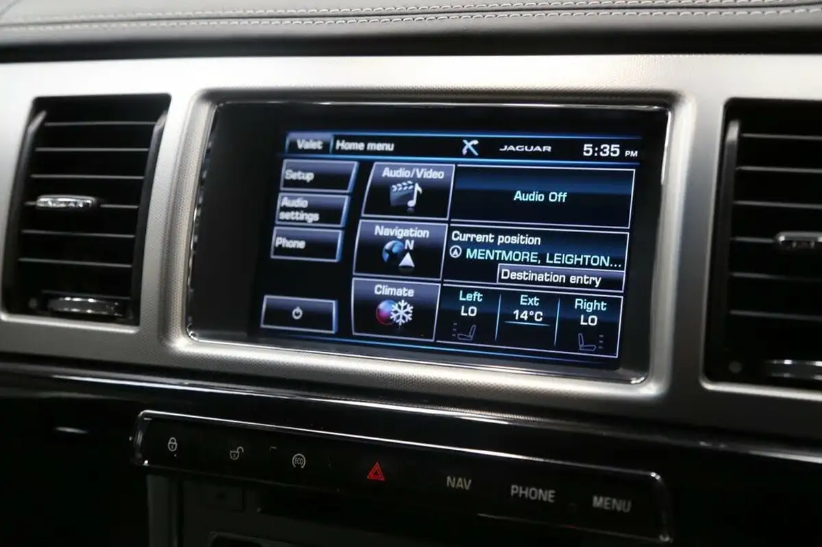 2014-jaguar-xf-30td-s-portfolio-v6-sportbrake-5d-big-33