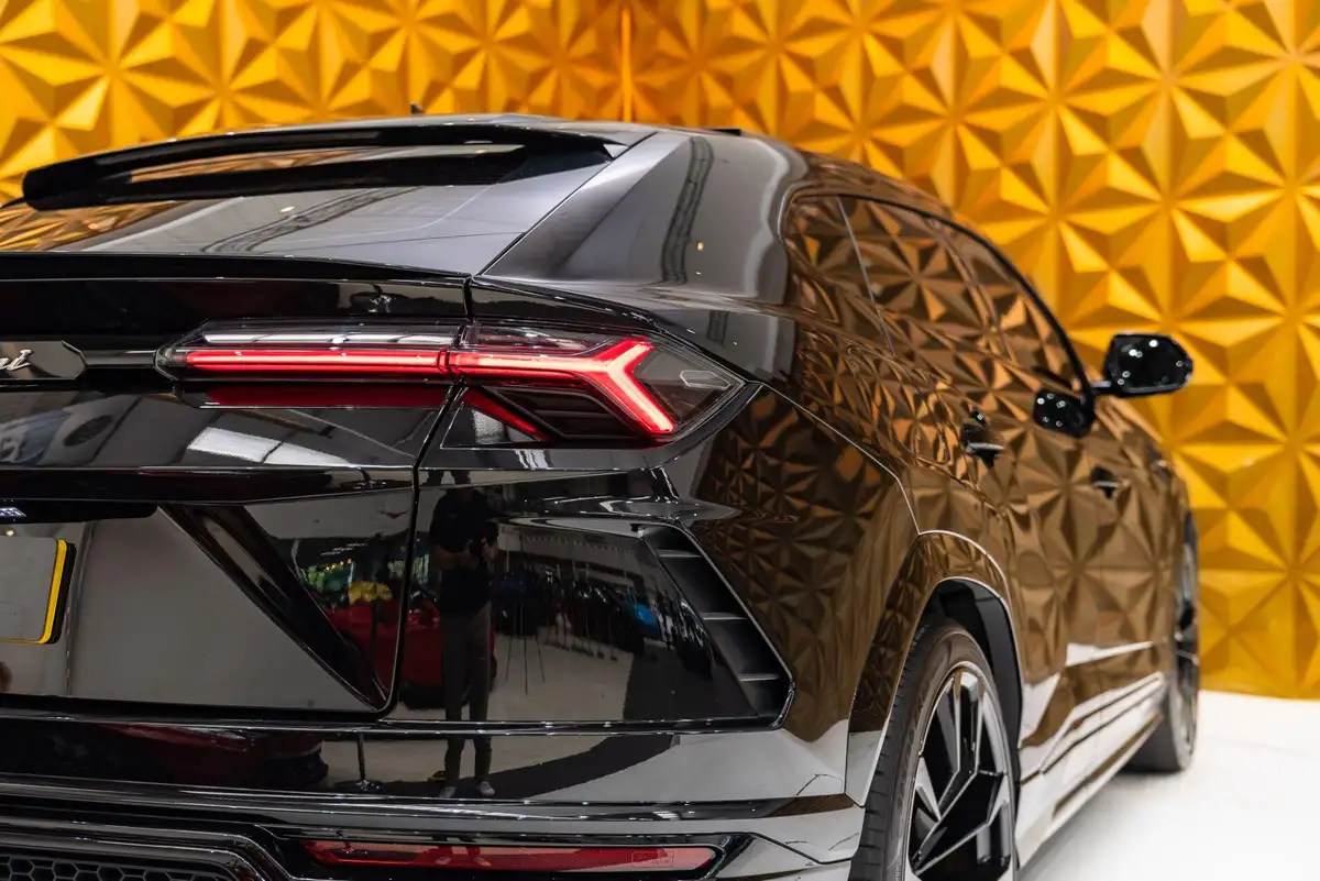 2022-lamborghini-urus-40-no-trim-big-35