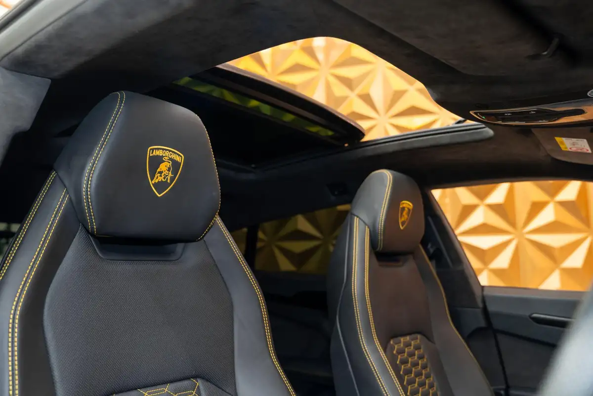 2022-lamborghini-urus-40-no-trim-big-11