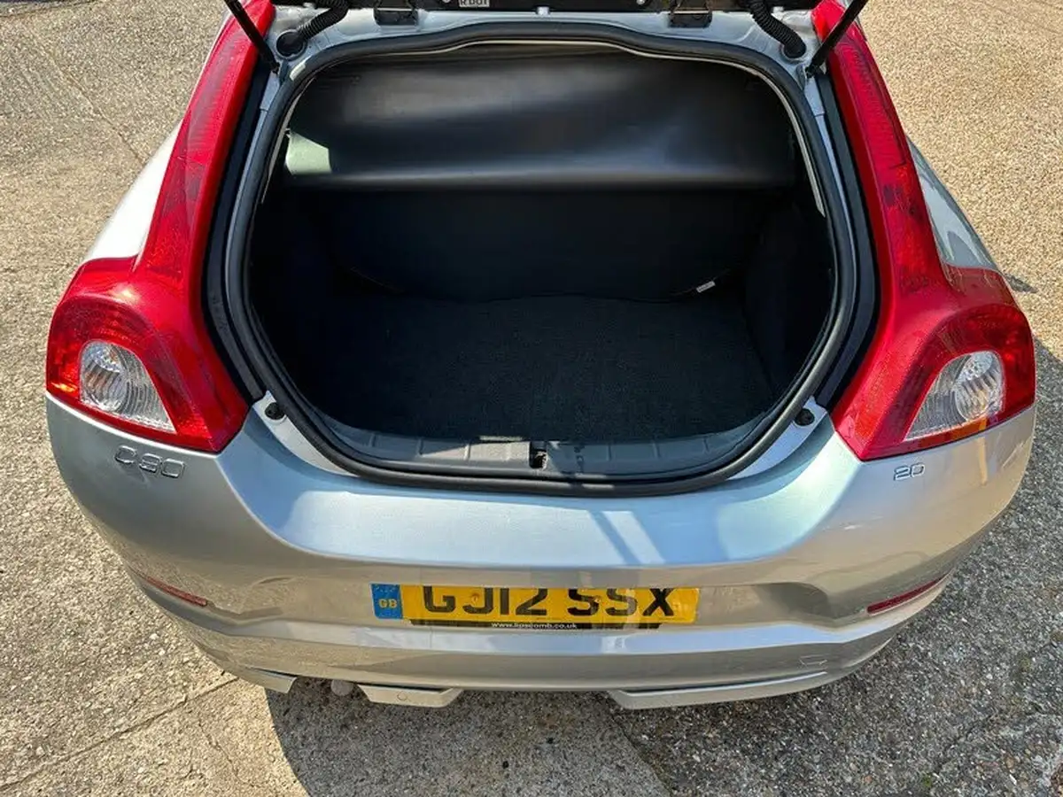 2012-volvo-c30-20-r-design-big-24