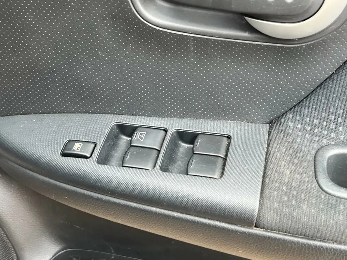 2012-nissan-note-16-n-tec-auto-big-6