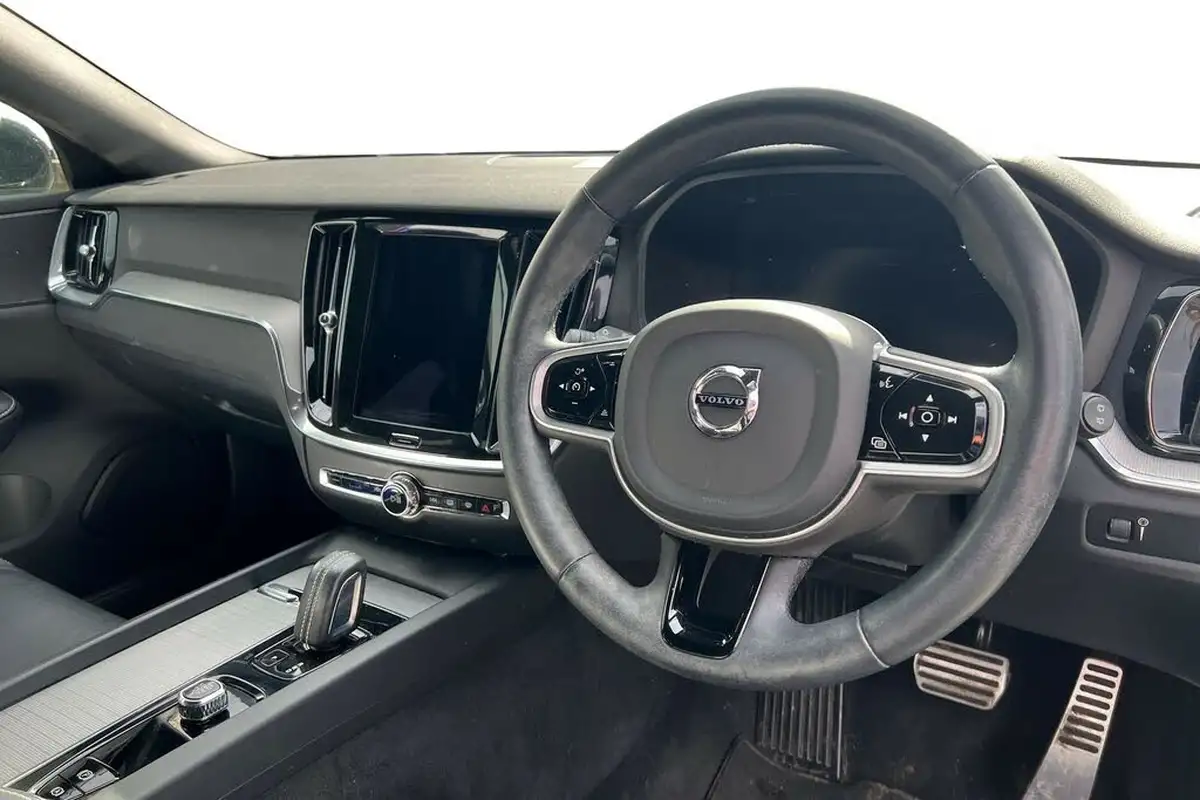 2021-volvo-v60-20-b3-r-design-160bhp-big-9