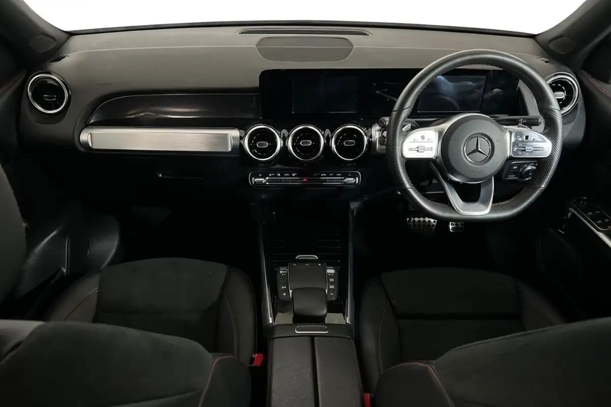 2022-mercedes-benz-glb-class-13-glb200-amg-line-7g-tronic-big-11
