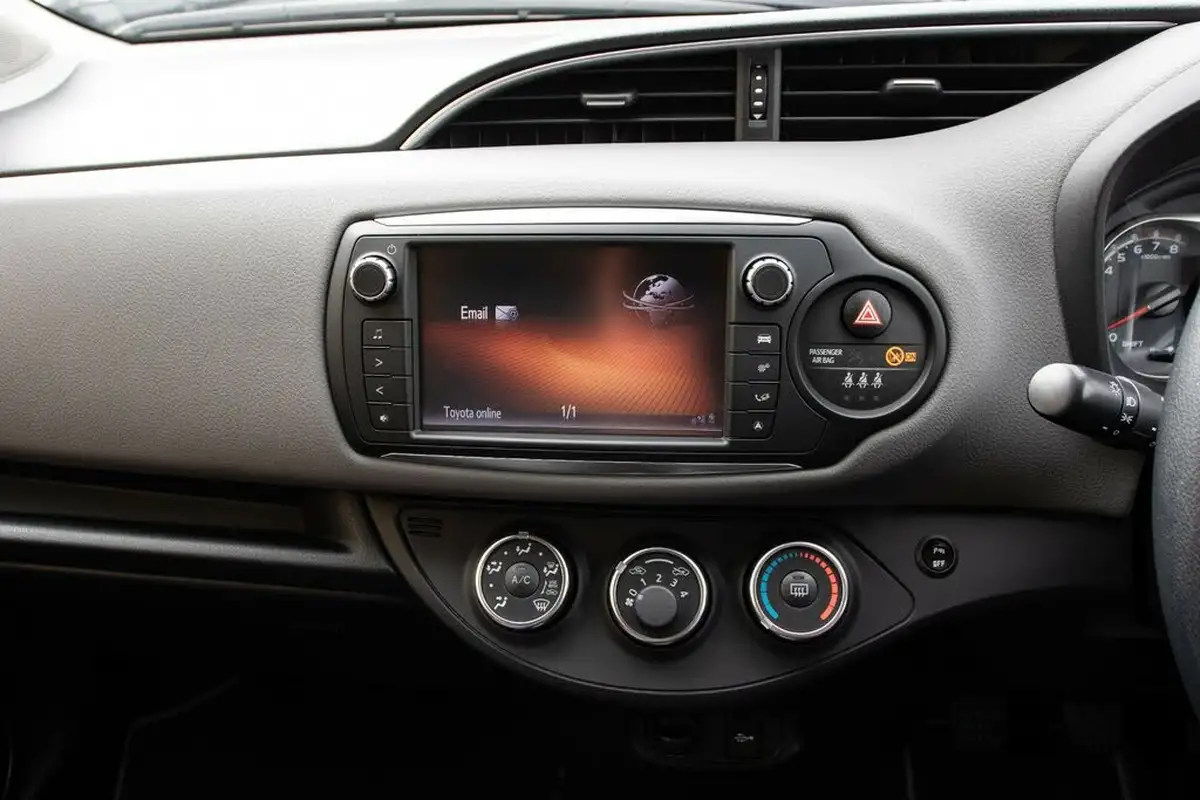 2016-toyota-yaris-133-icon-vvt-i-5d-big-25