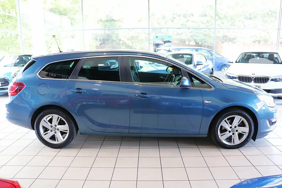 2013-vauxhall-astra-20td-sri-ss-estate-big-8