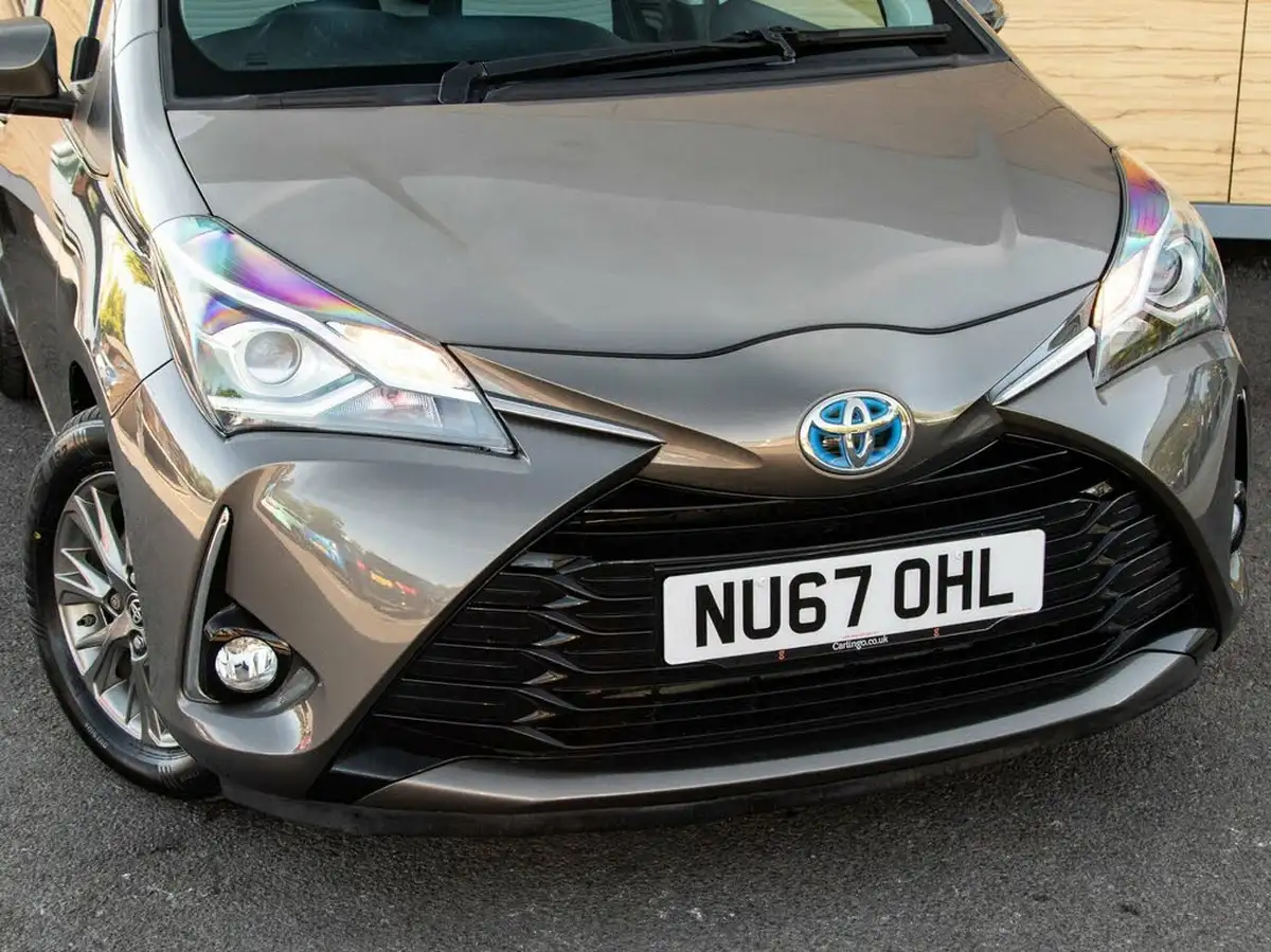 2017-toyota-yaris-15-vvt-i-icon-navi-hybrid-big-9