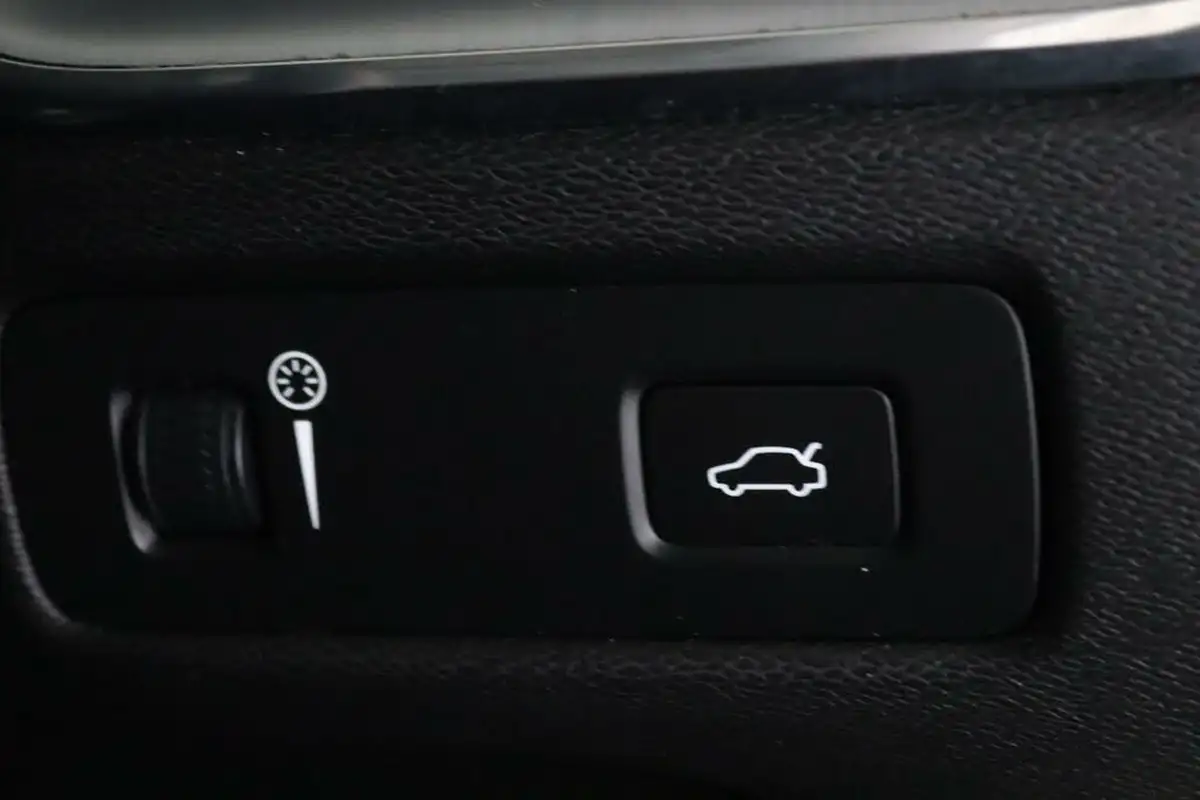 2020-volvo-xc60-20td-d4-momentum-big-18