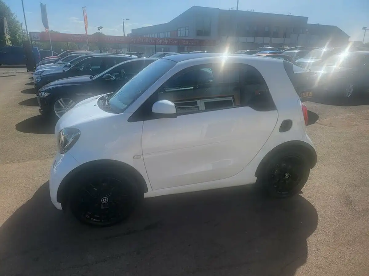 2016-smart-fortwo-09-edition-white-twinamic-big-5