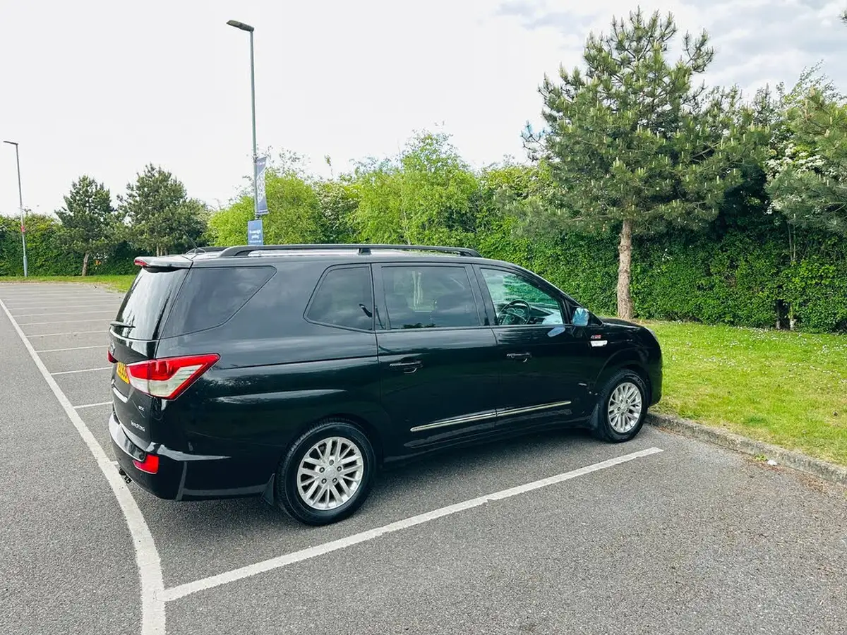 2013-kgm-ssangyong-turismo-20td-ex-big-11
