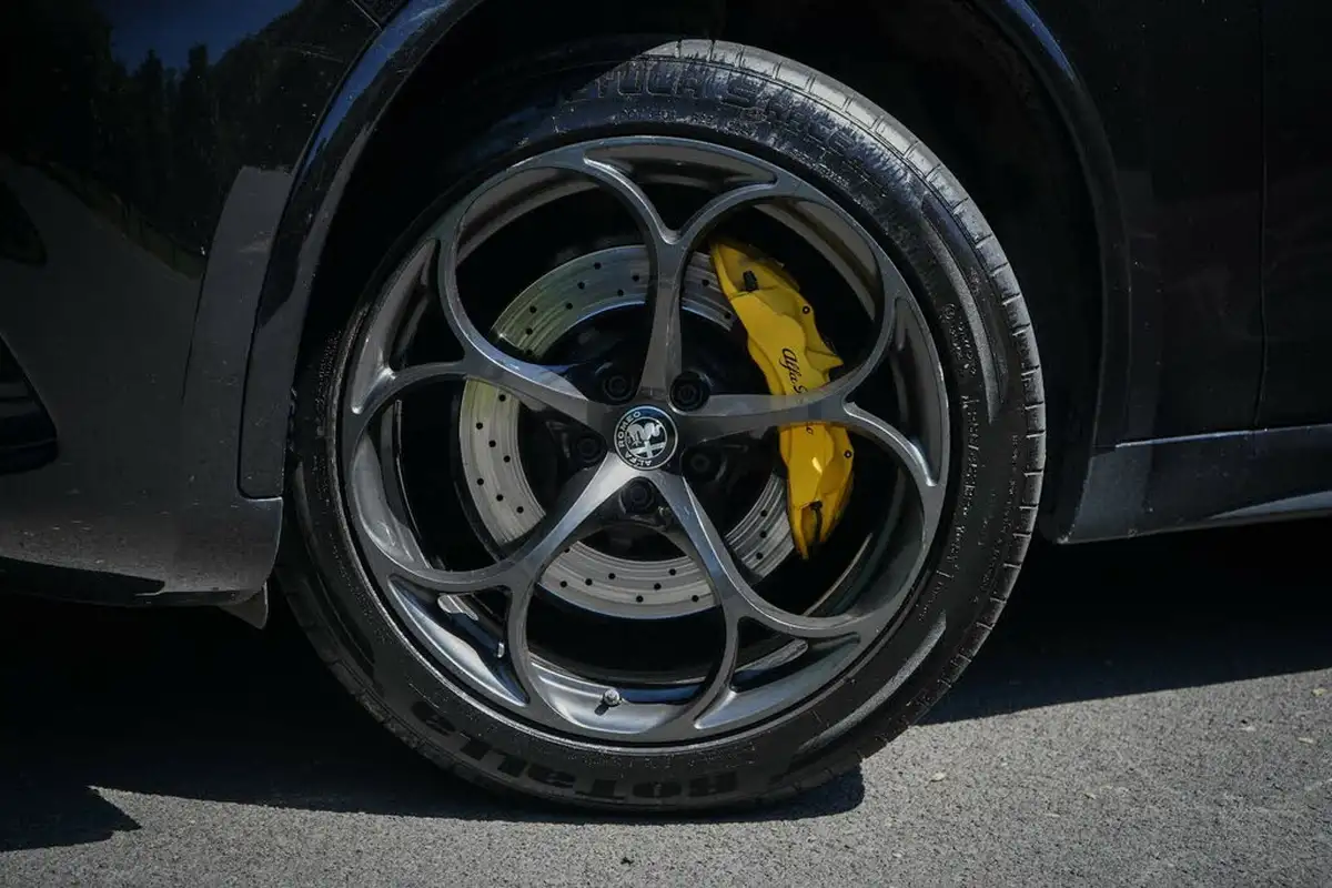 2019-alfa-romeo-stelvio-29-biturbo-quadrifoglio-big-1