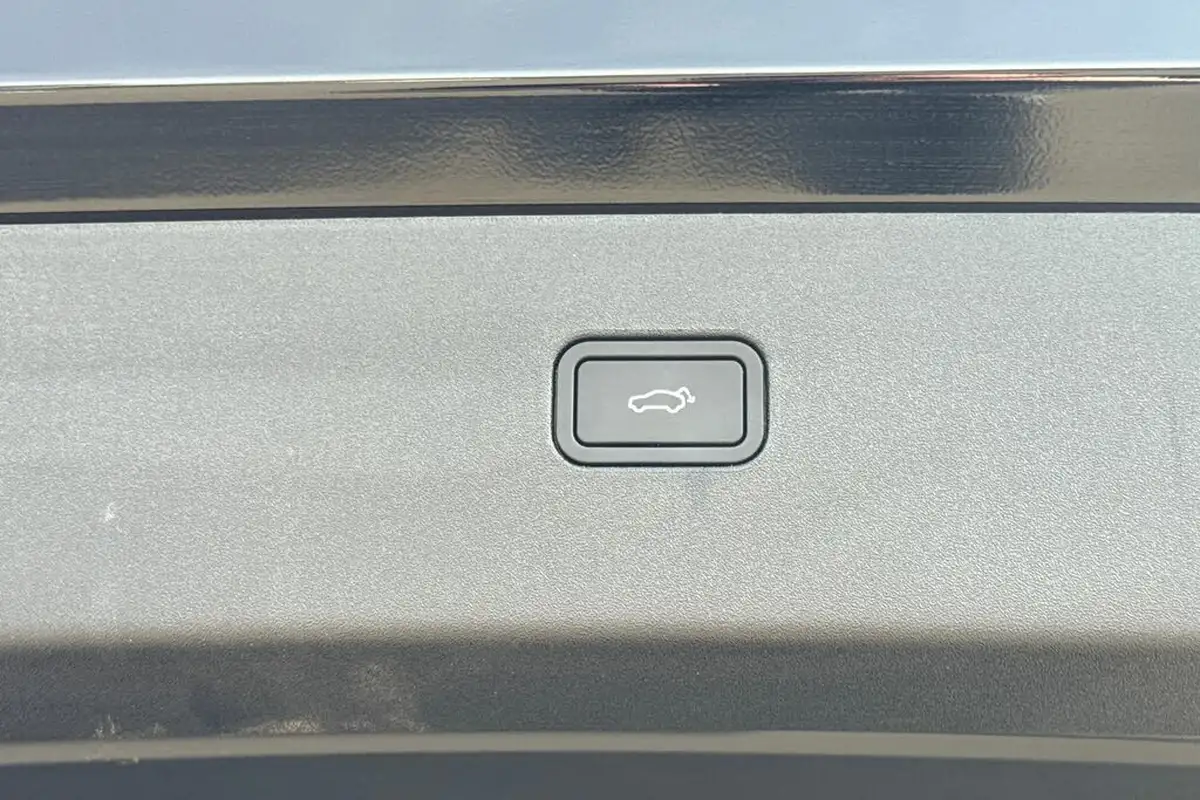 2024-volvo-ex30-e-single-motor-plus-extended-range-big-20