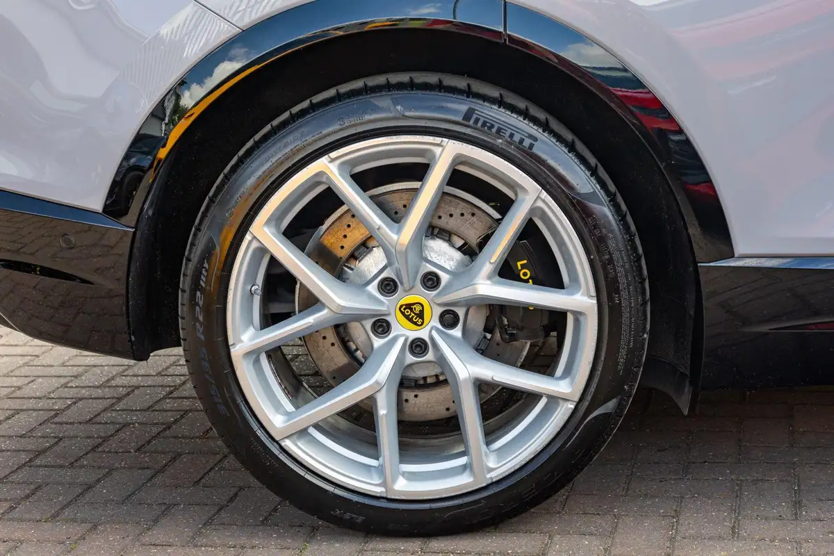 2023-lotus-eletre-e-big-19