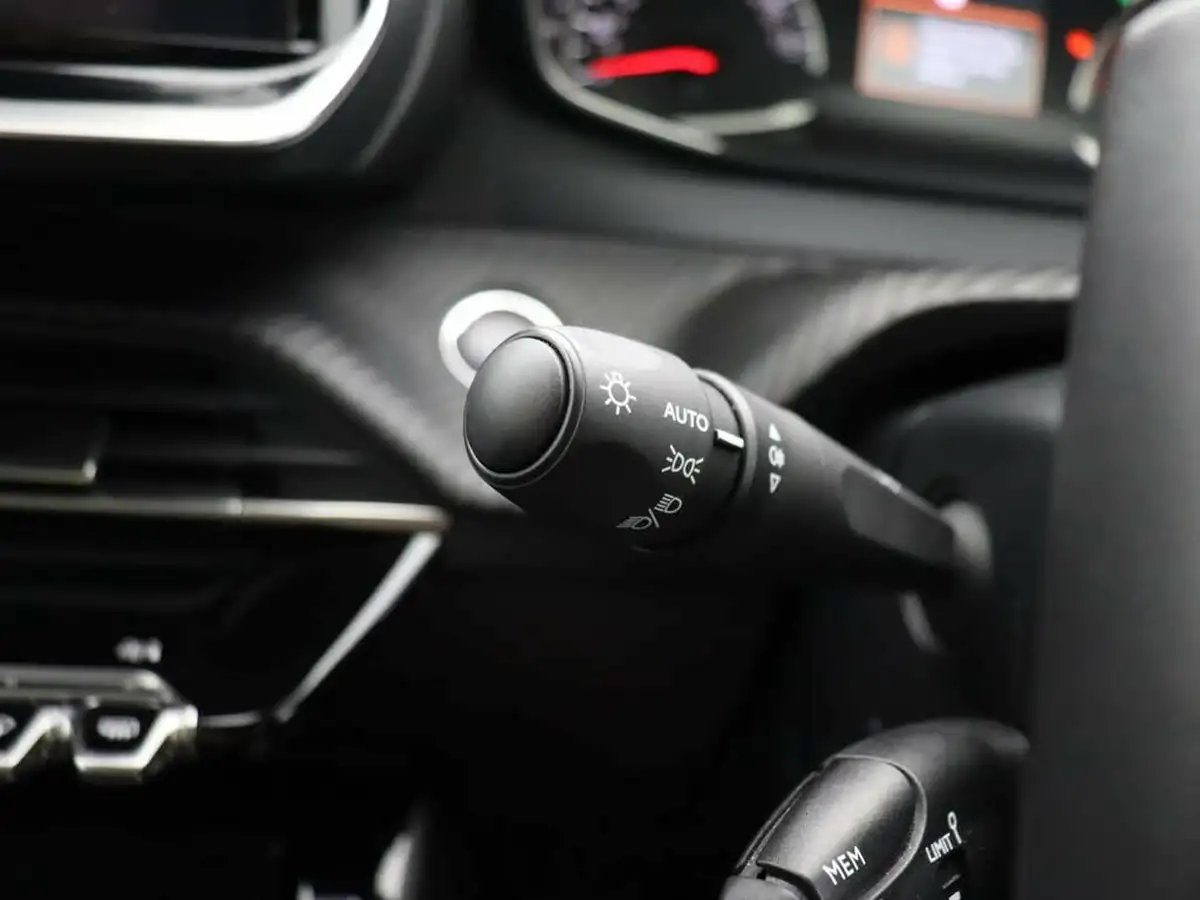 2023-peugeot-2008-suv-12-puretech-active-big-41