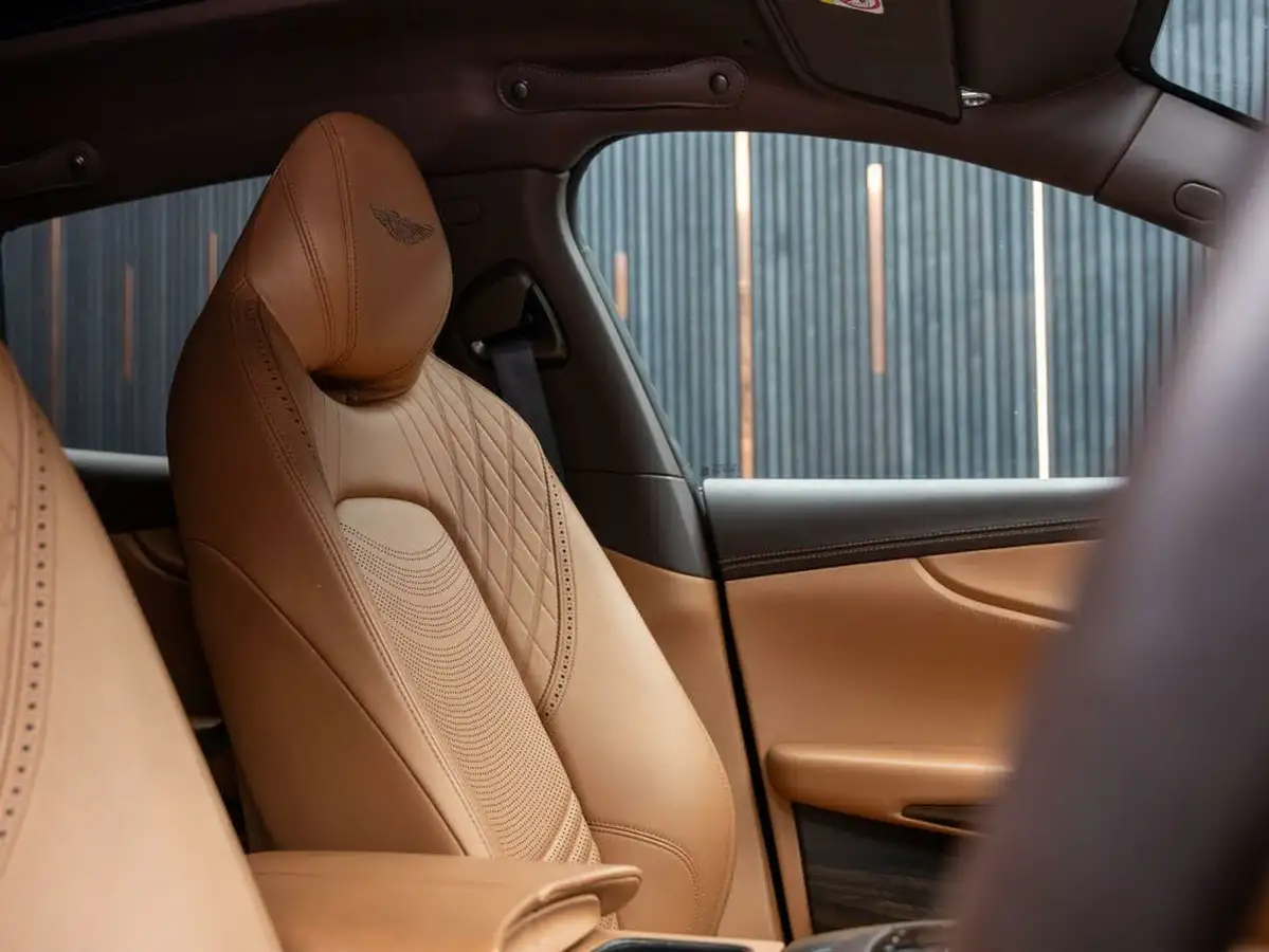 2021-aston-martin-dbx-40-v8-big-35