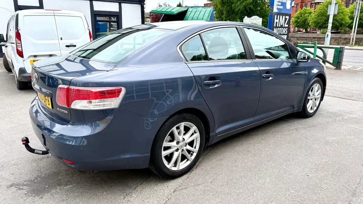 2010-toyota-avensis-big-6