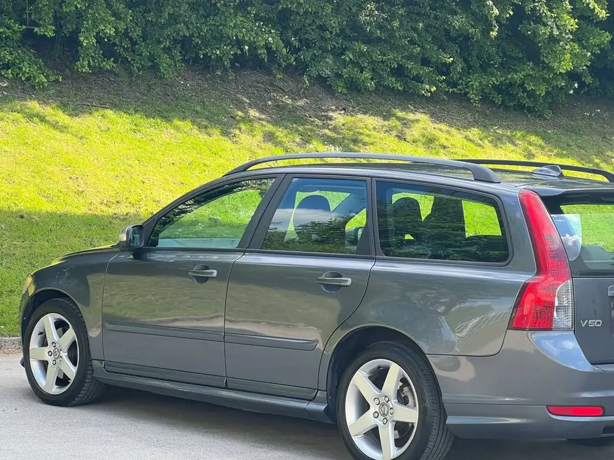 2009-volvo-v50-20td-r-design-sport-big-15