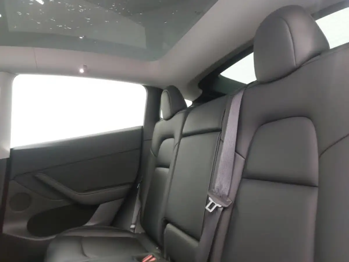 2022-tesla-model-y-e-long-range-big-5