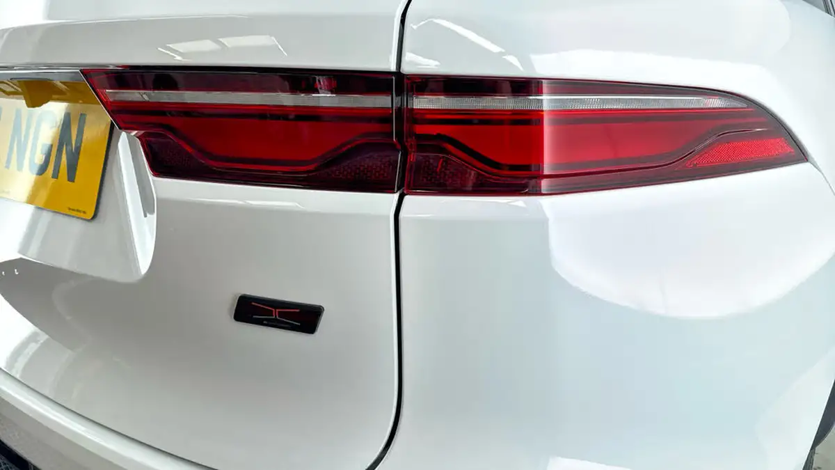 2024-jaguar-f-pace-20-d200-r-dynamic-se-black-90th-anniversary-edition-big-25