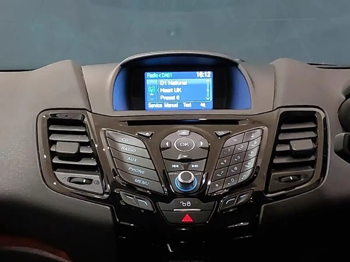 2015-ford-fiesta-125-zetec-5d-big-10