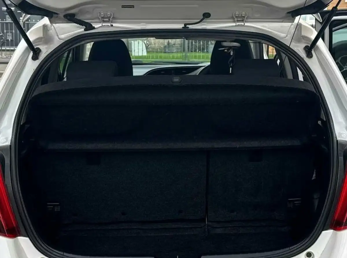 2016-toyota-yaris-15-vvt-i-design-hybrid-big-7