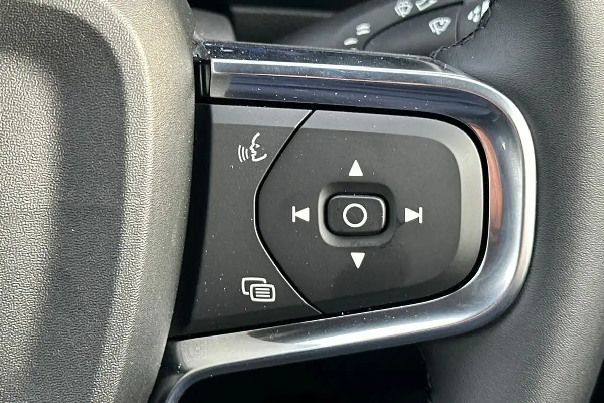 2024-volvo-xc40-20-b3-plus-big-11