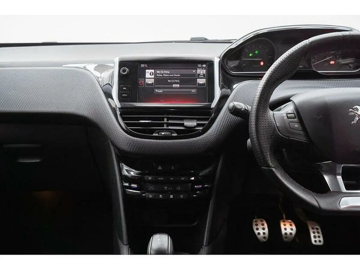2016-peugeot-208-12-puretech-gt-line-5d-big-25