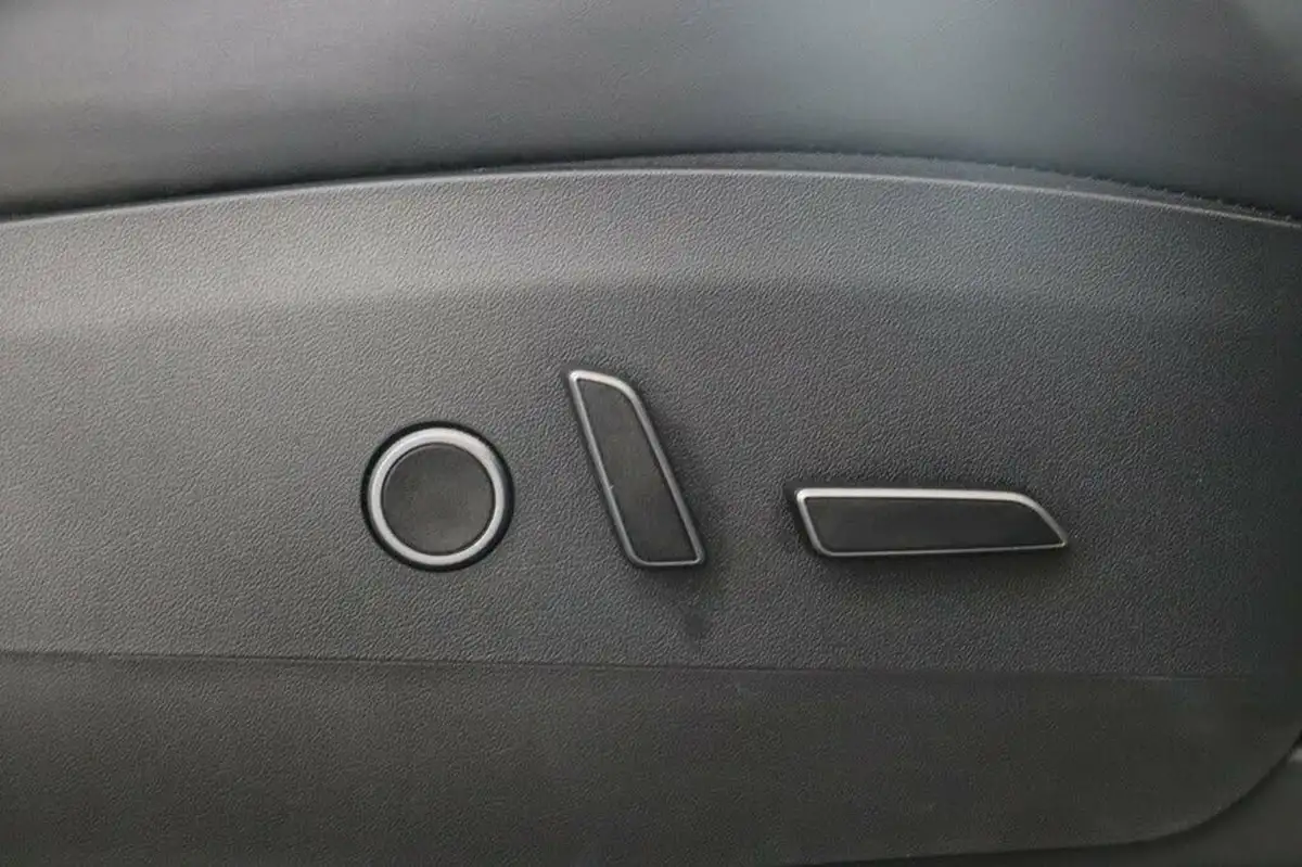 2022-tesla-model-y-e-long-range-big-27