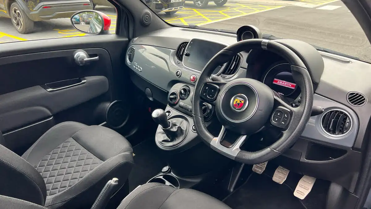 2021-abarth-595-14-tjet-big-10