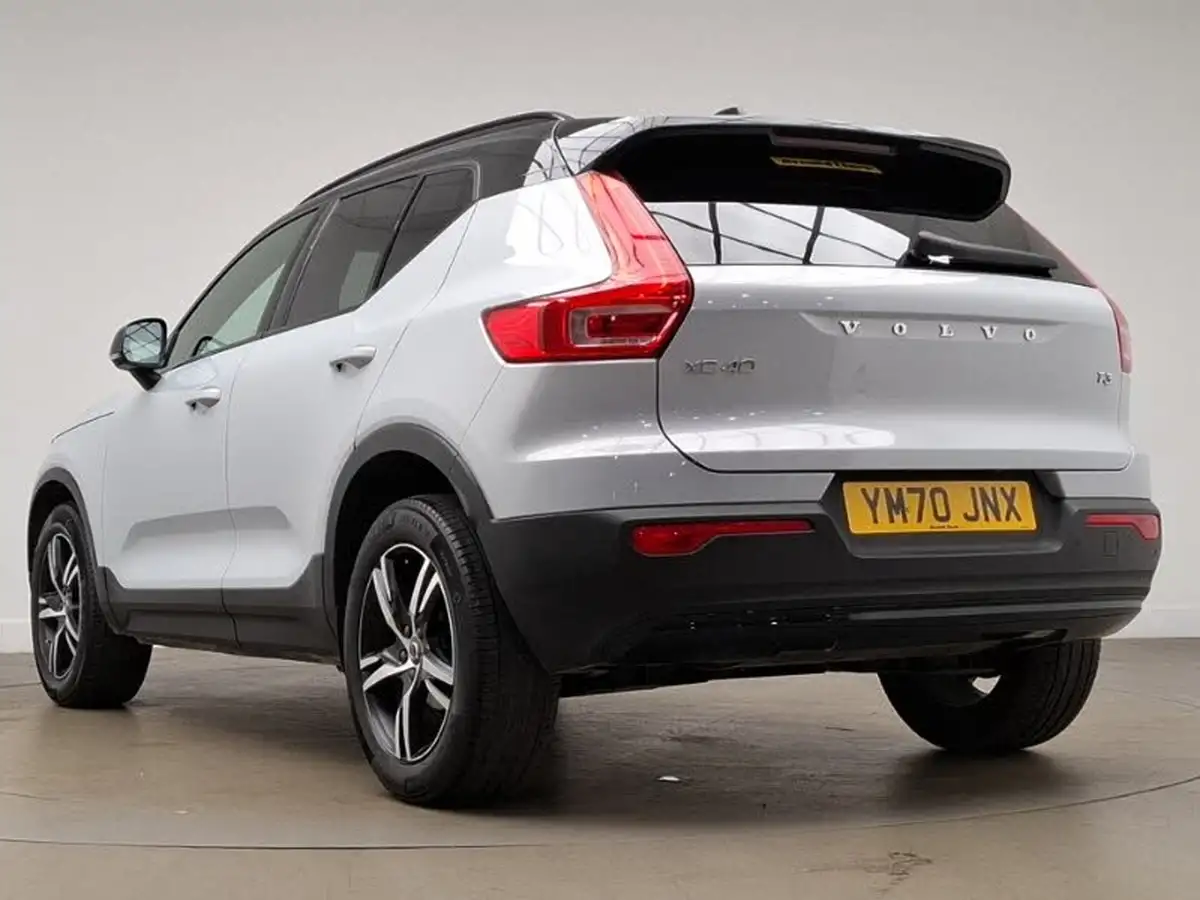 2020-volvo-xc40-15-t3-r-design-big-1