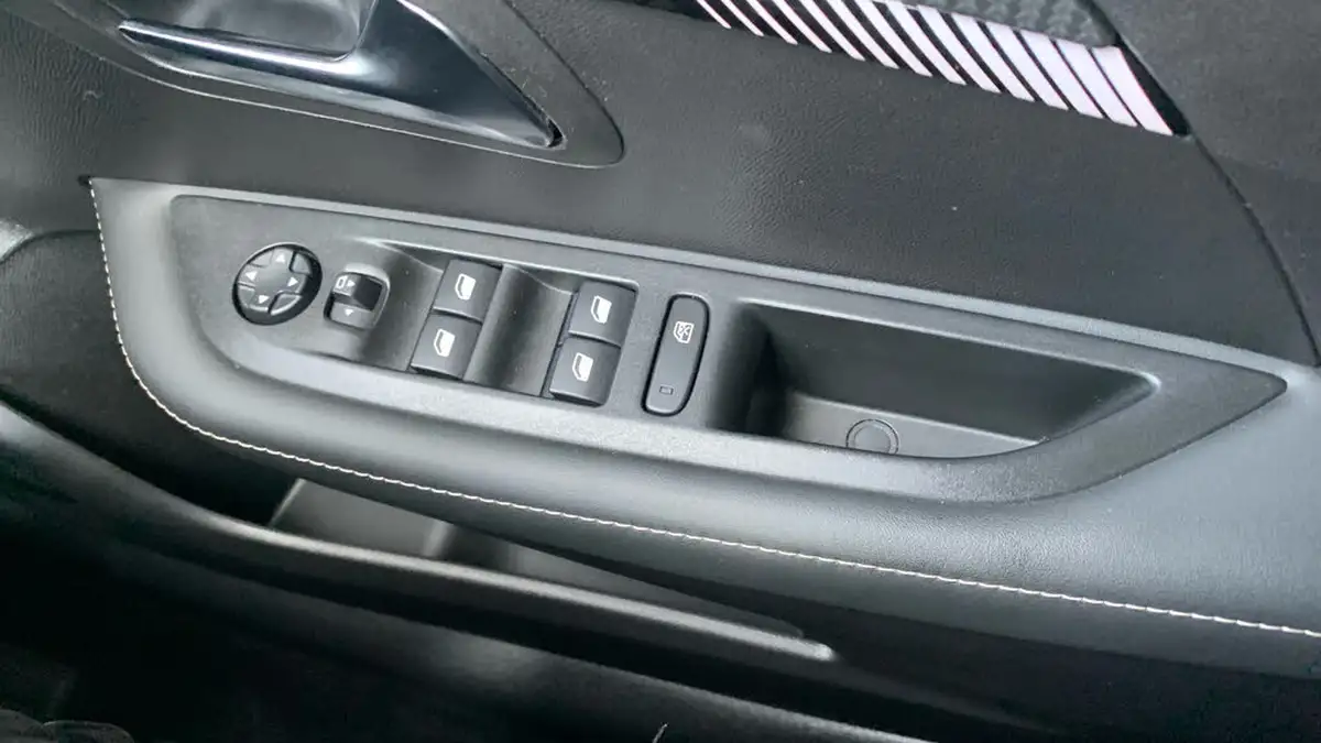 2024-peugeot-208-e-e-style-big-21