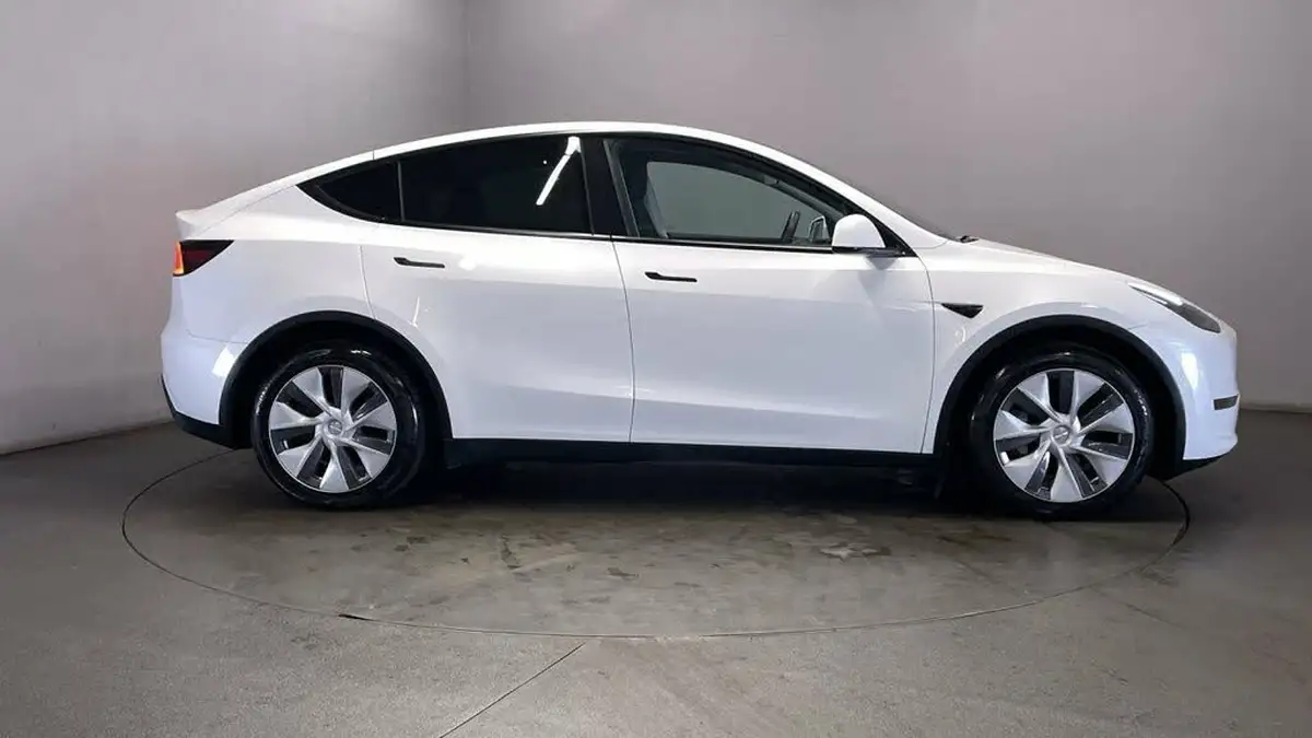 2022-tesla-model-y-e-long-range-big-8