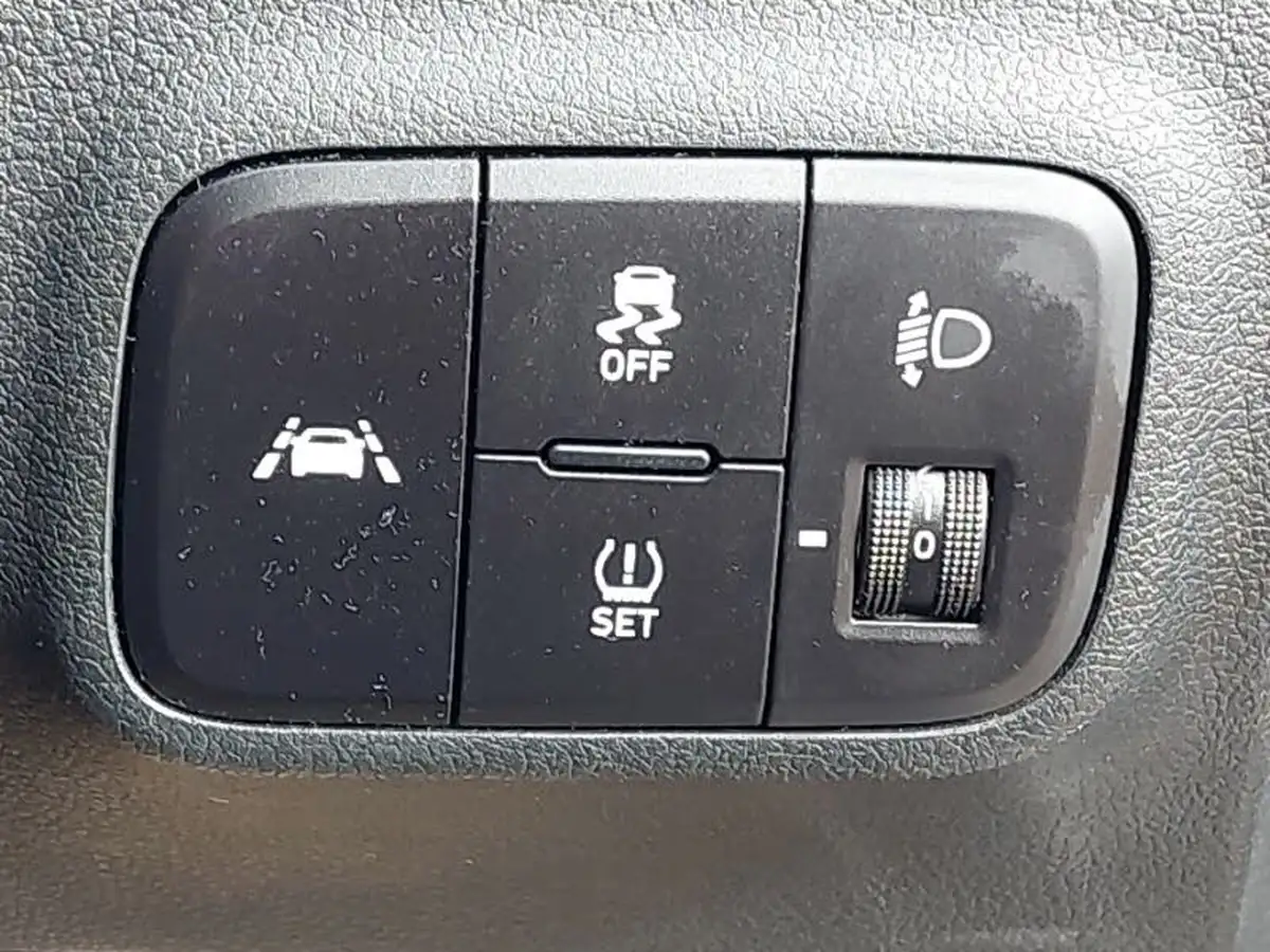 2021-hyundai-i10-10-se-connect-big-16