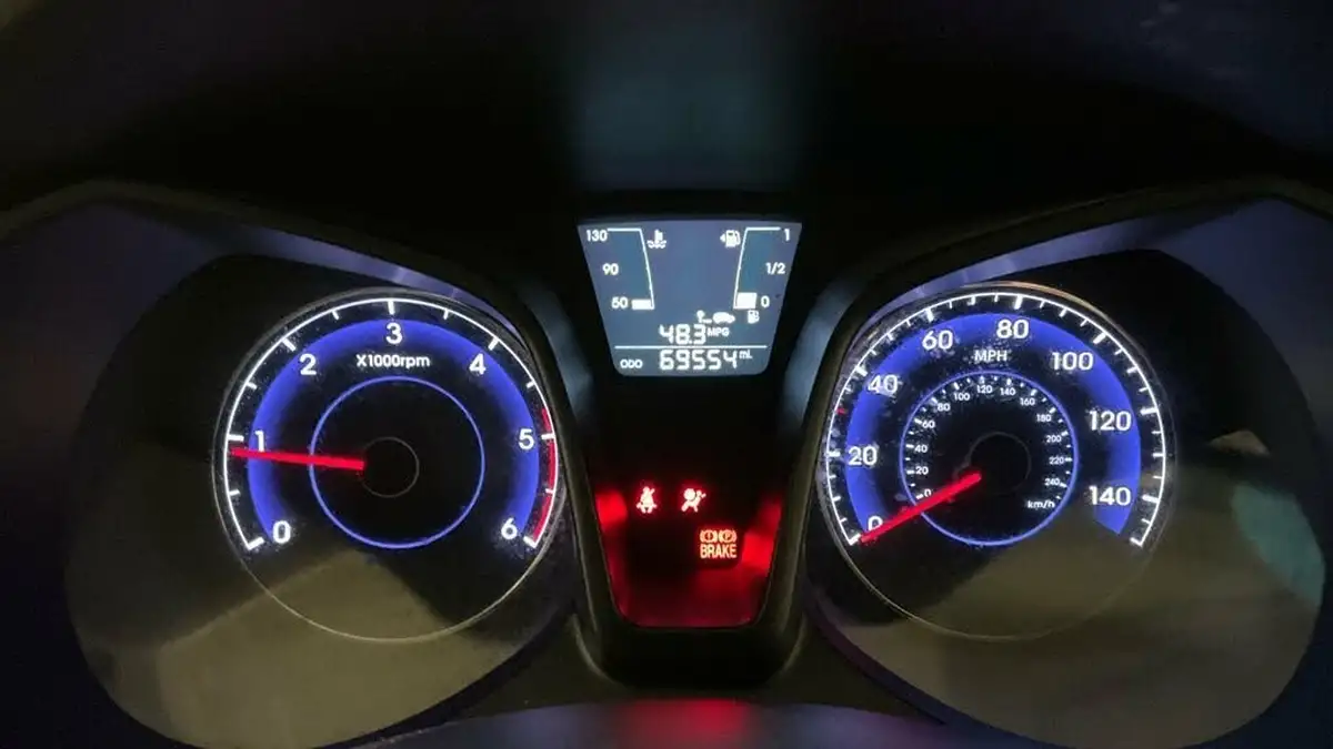 2012-hyundai-ix20-16td-active-big-7