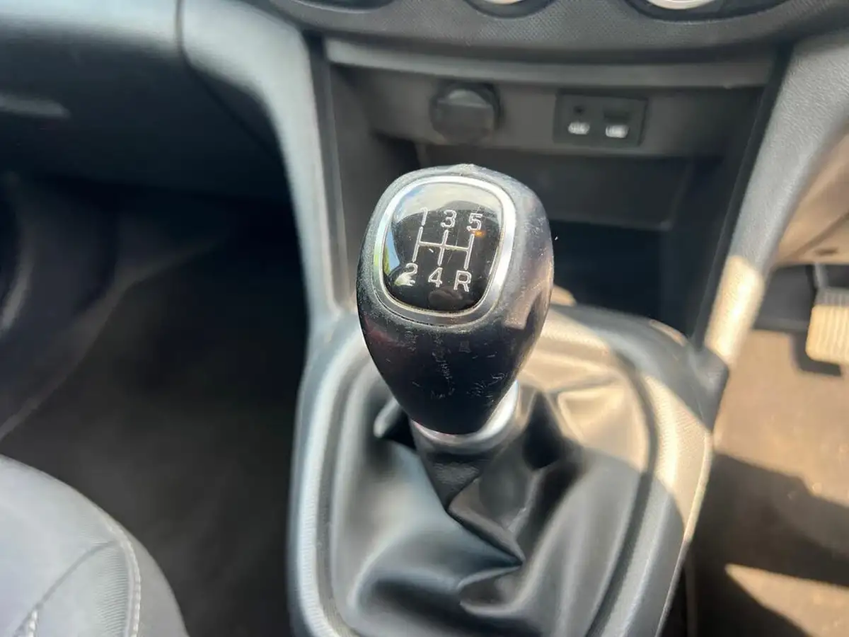 2018-hyundai-i10-10-se-67ps-big-18