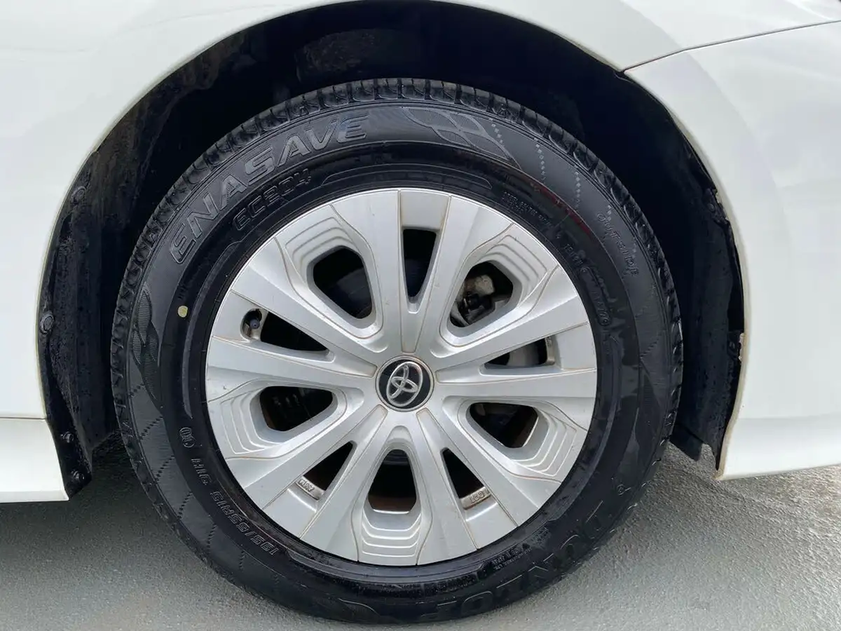 2019-toyota-prius-big-38