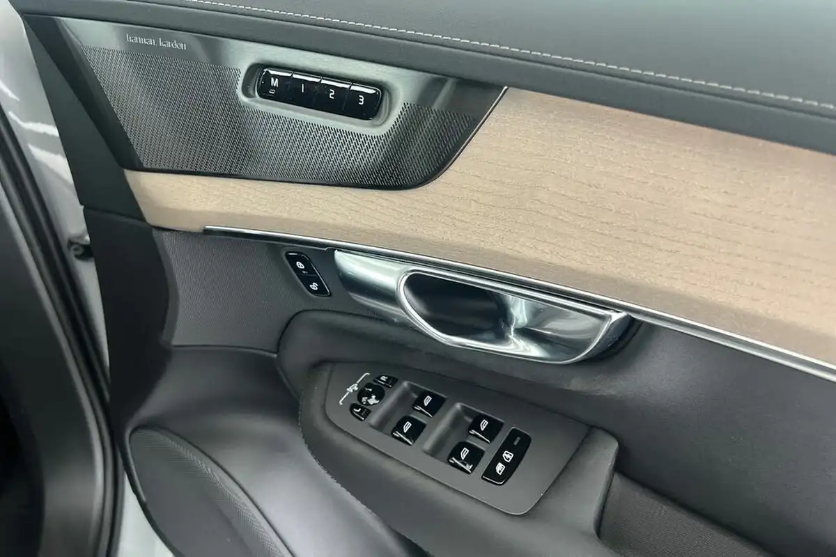 2025-volvo-xc90-20-b5-plus-big-28