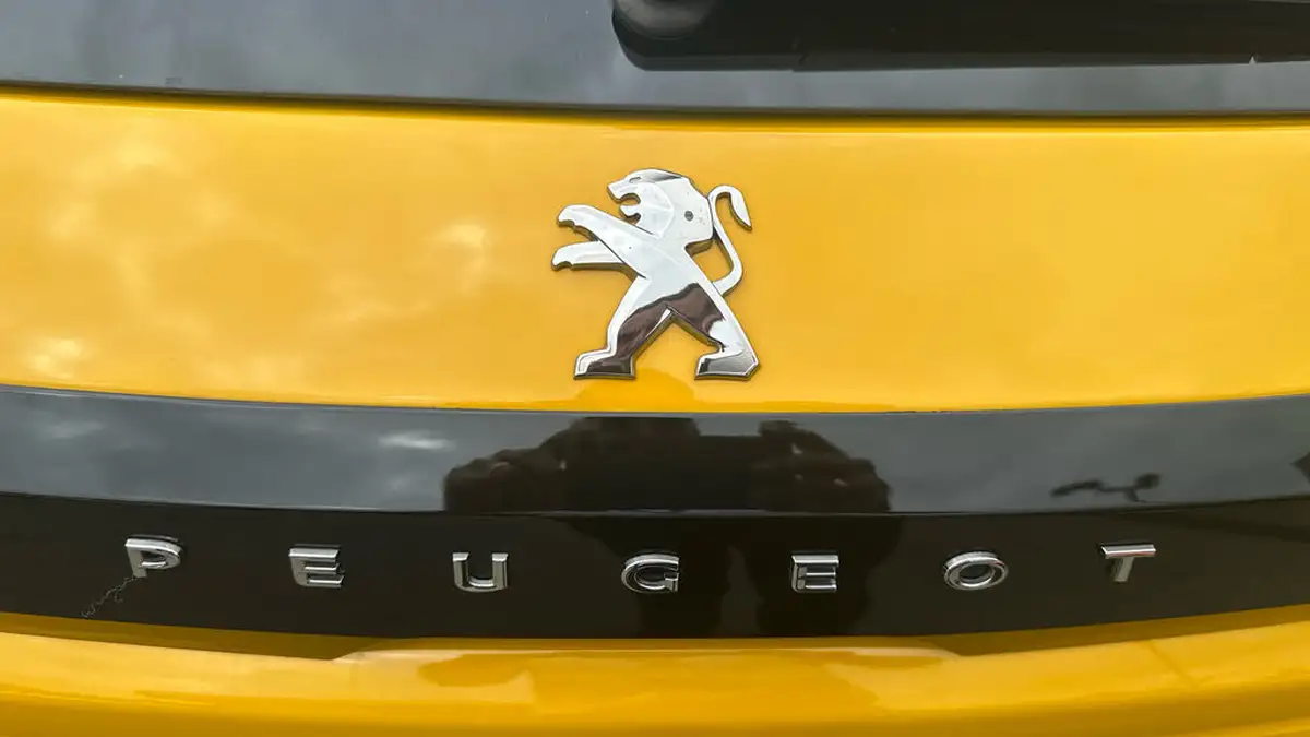 2023-peugeot-208-12-puretech-active-premium-100ps-eat8-big-25