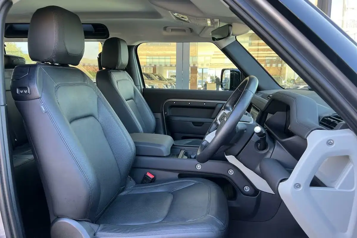 2024-land-rover-90-defender-20-p300-se-big-39