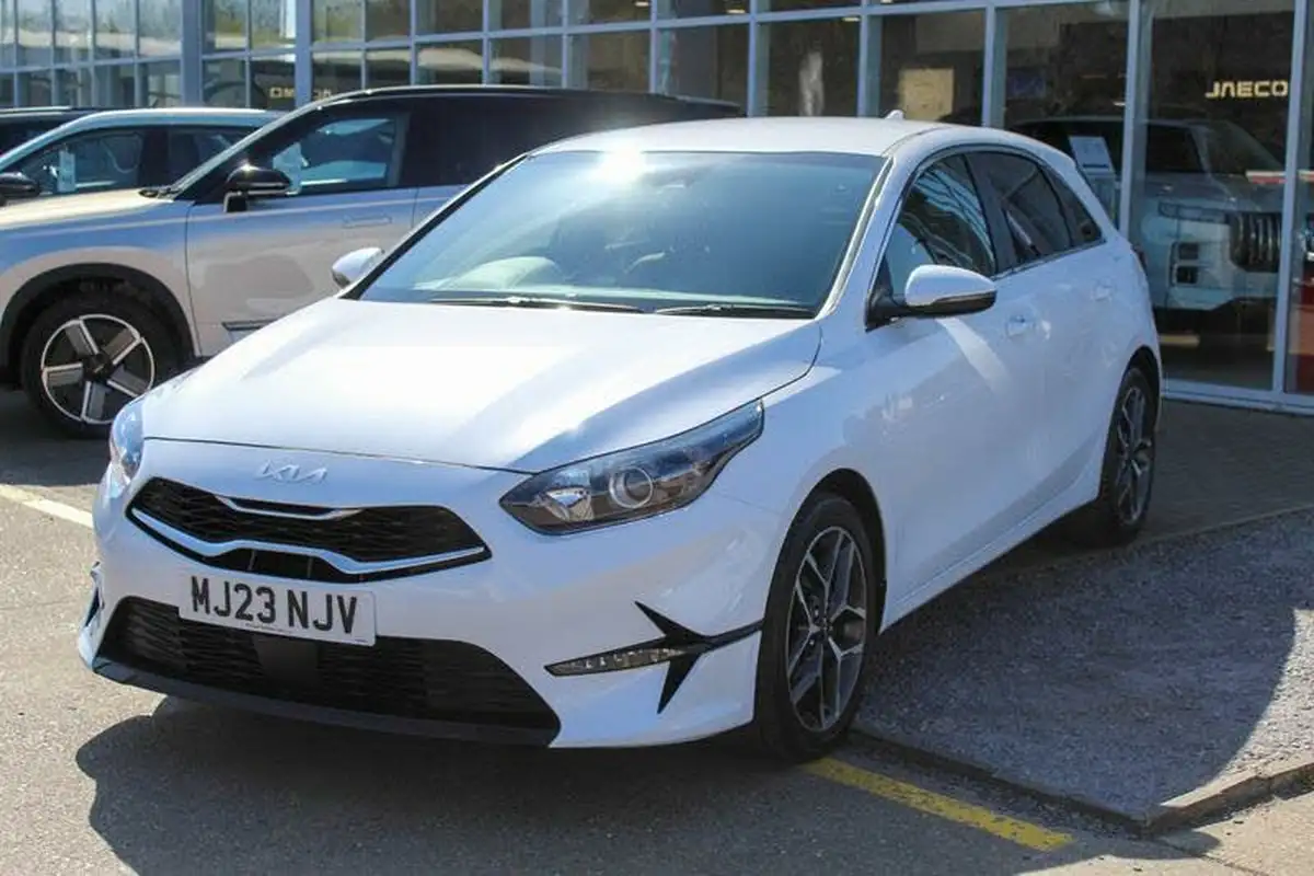 2022-kia-ceed-15-t-gdi-3-hatchback-big-2