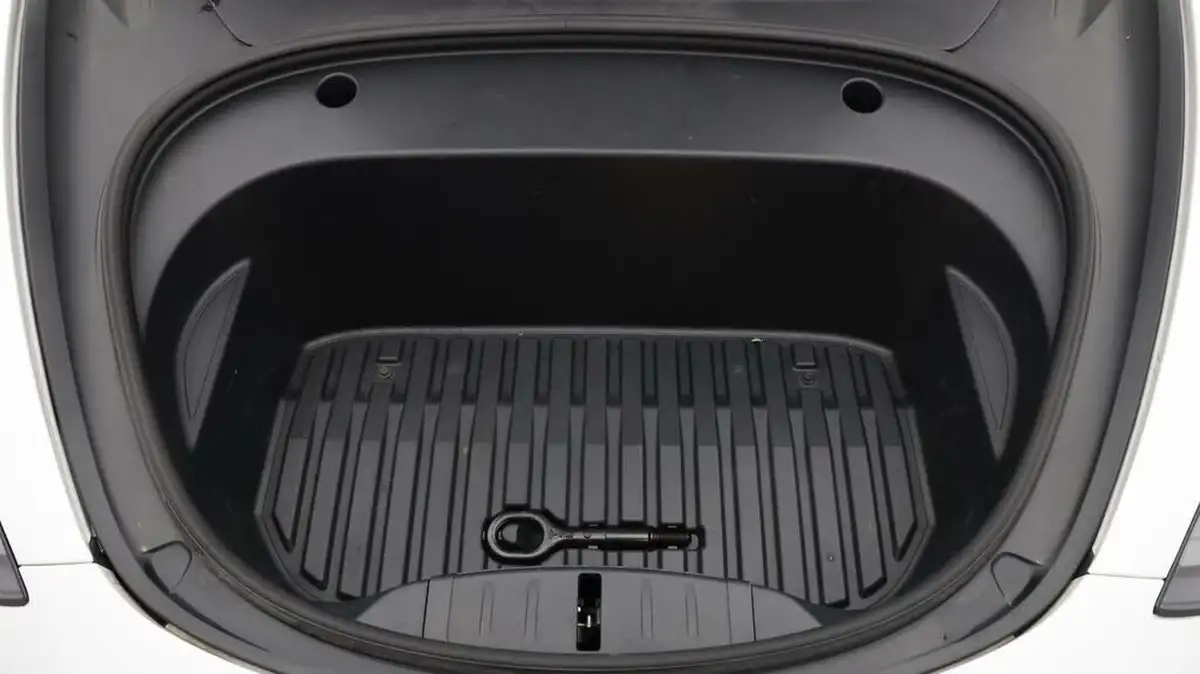 2022-tesla-model-3-e-long-range-big-18