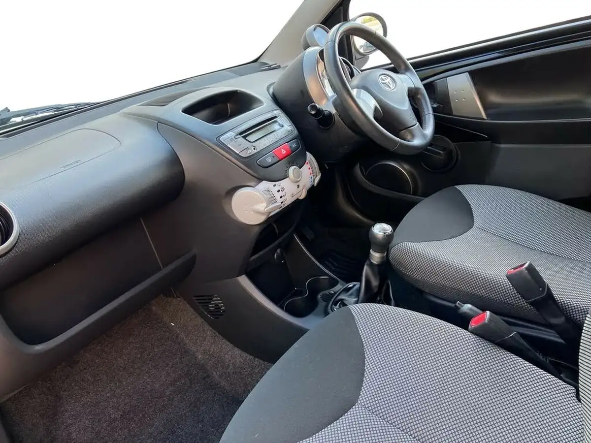 2012-toyota-aygo-10-aygo-fire-5d-big-6