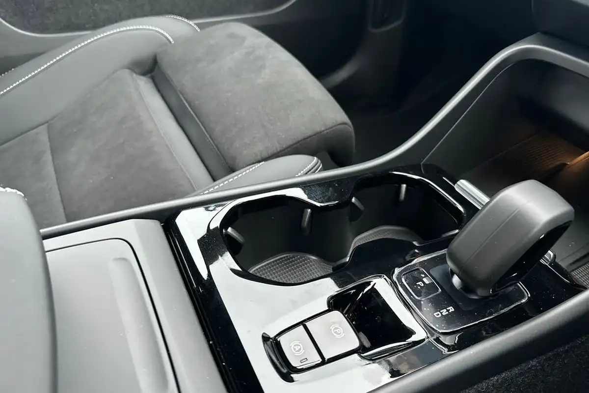 2024-volvo-xc40-20-b3-plus-big-12