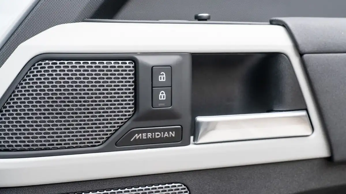 2022-land-rover-110-defender-30-d250-xs-edition-big-31