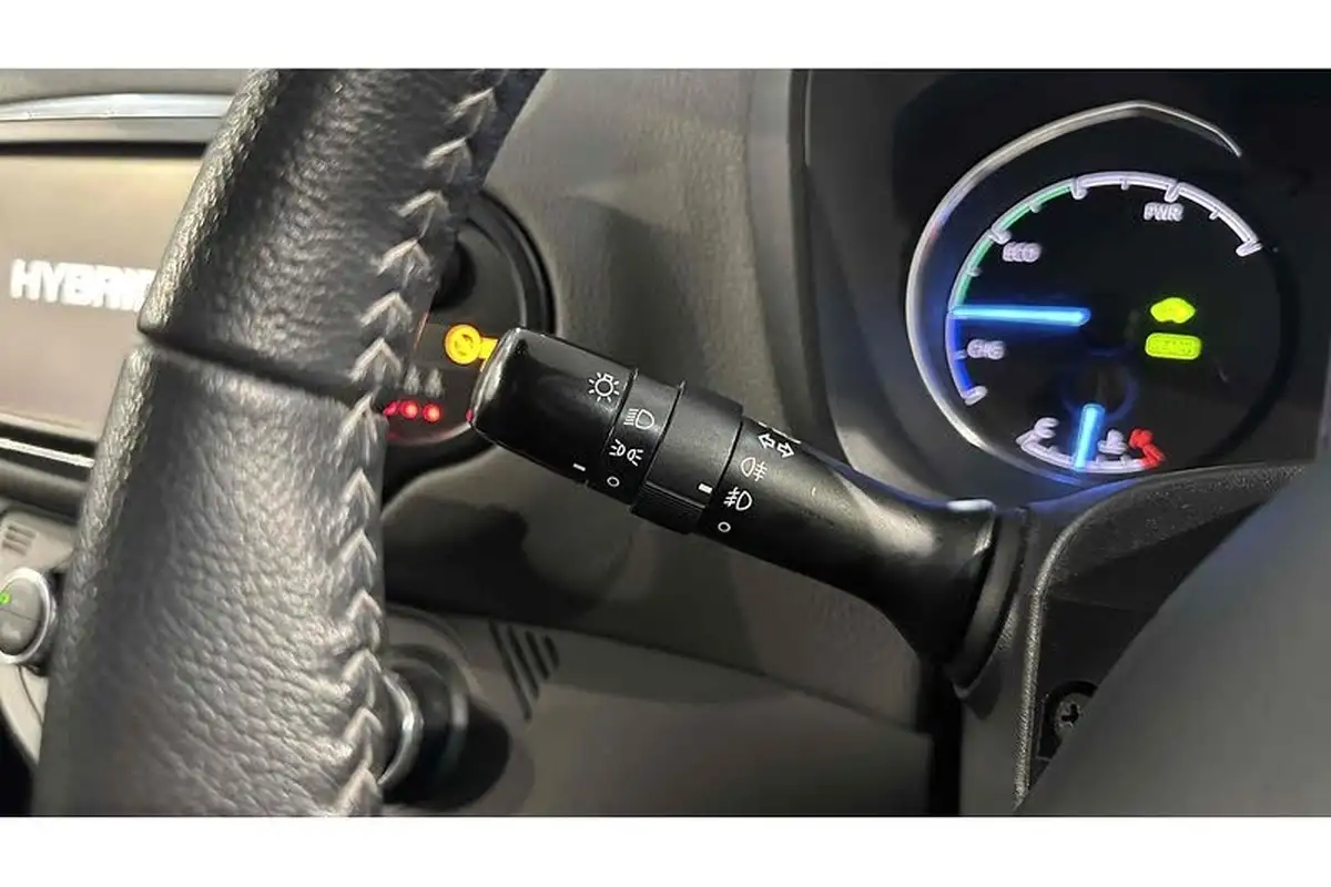 2019-toyota-yaris-15-vvt-i-icon-tech-98bhp-hybrid-1497cc-e-cvt-big-31