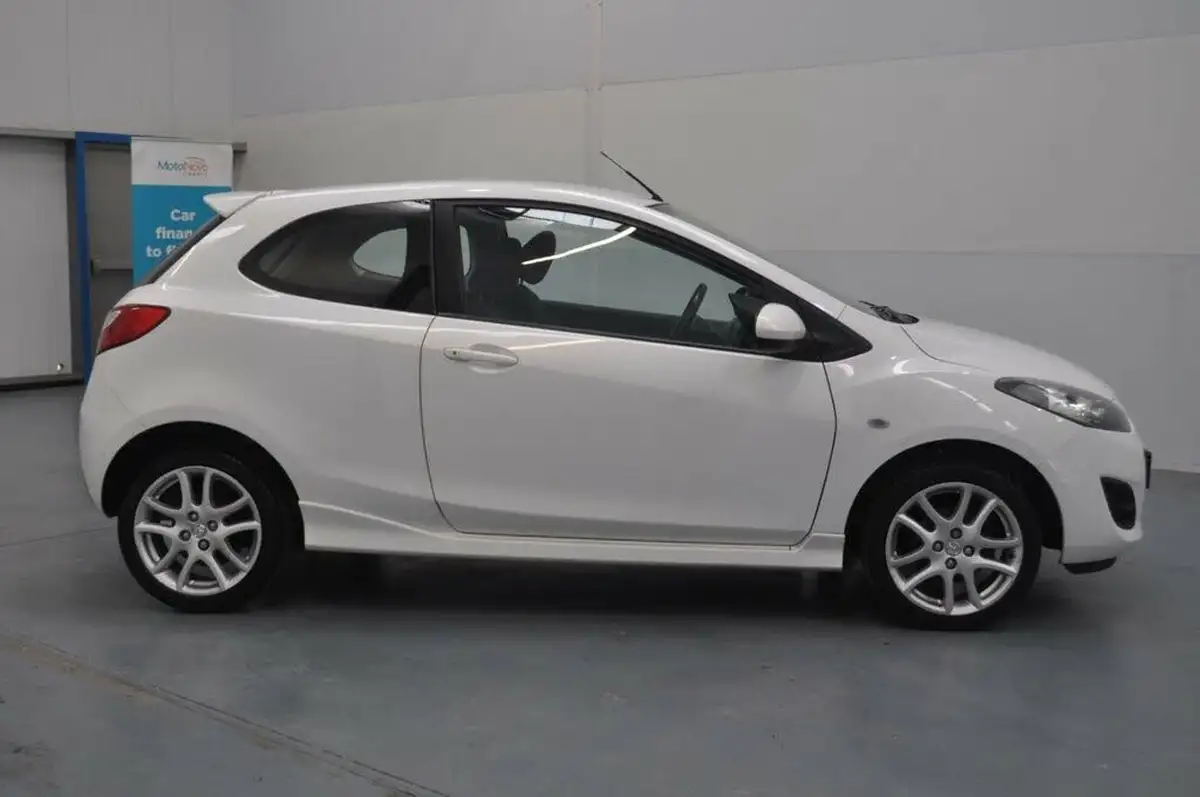 2012-mazda-mazda2-13-tamura-3d-big-3
