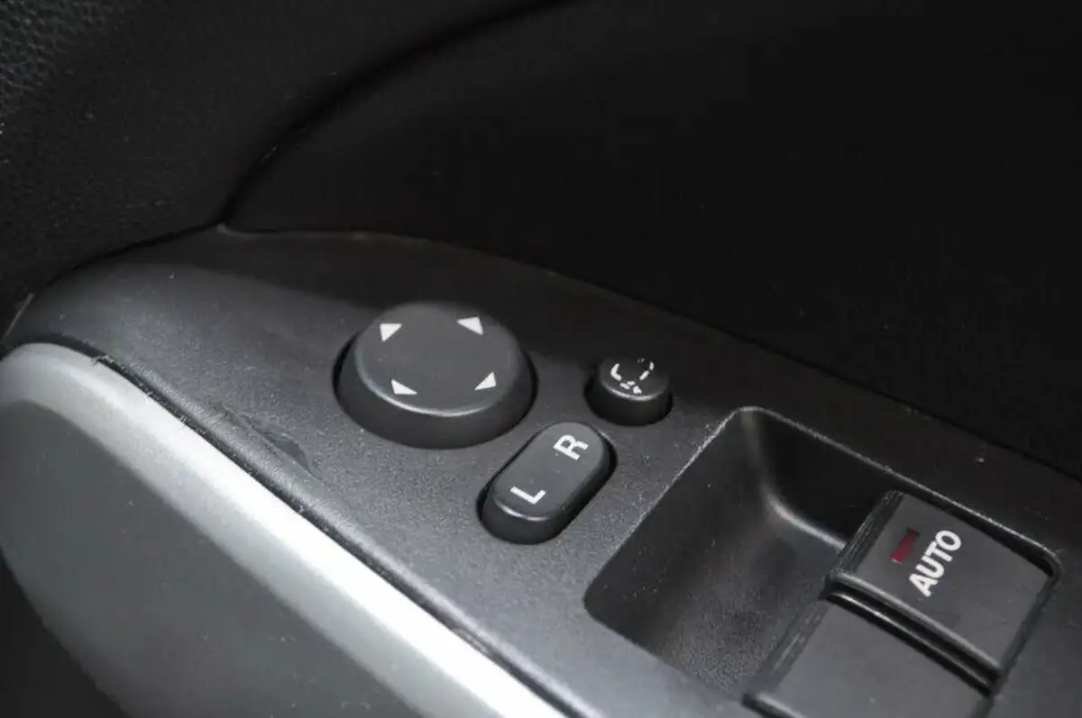 2012-mazda-mazda2-13-tamura-3d-big-31